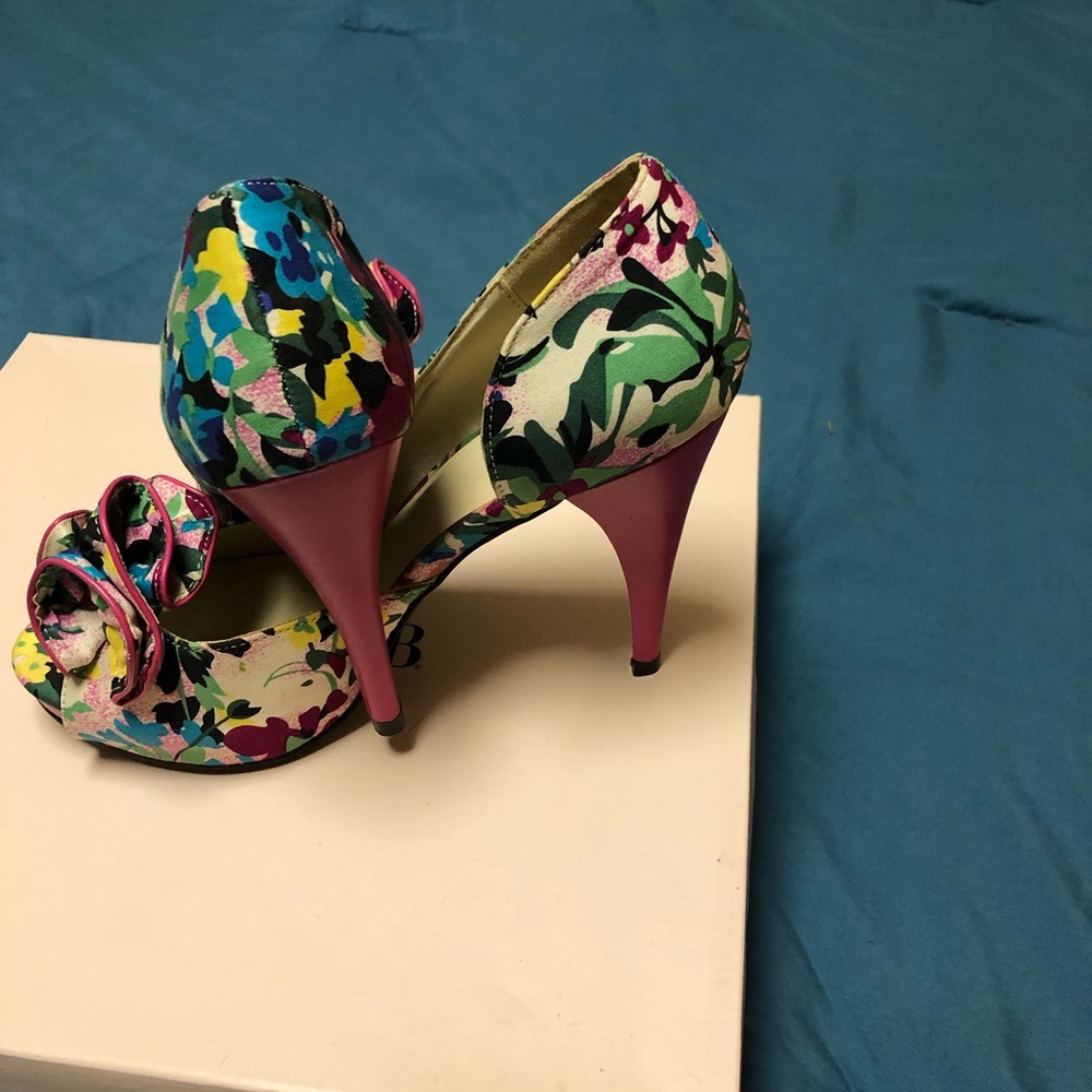 Heeled open toe floral shoes - Picture 3 of 3